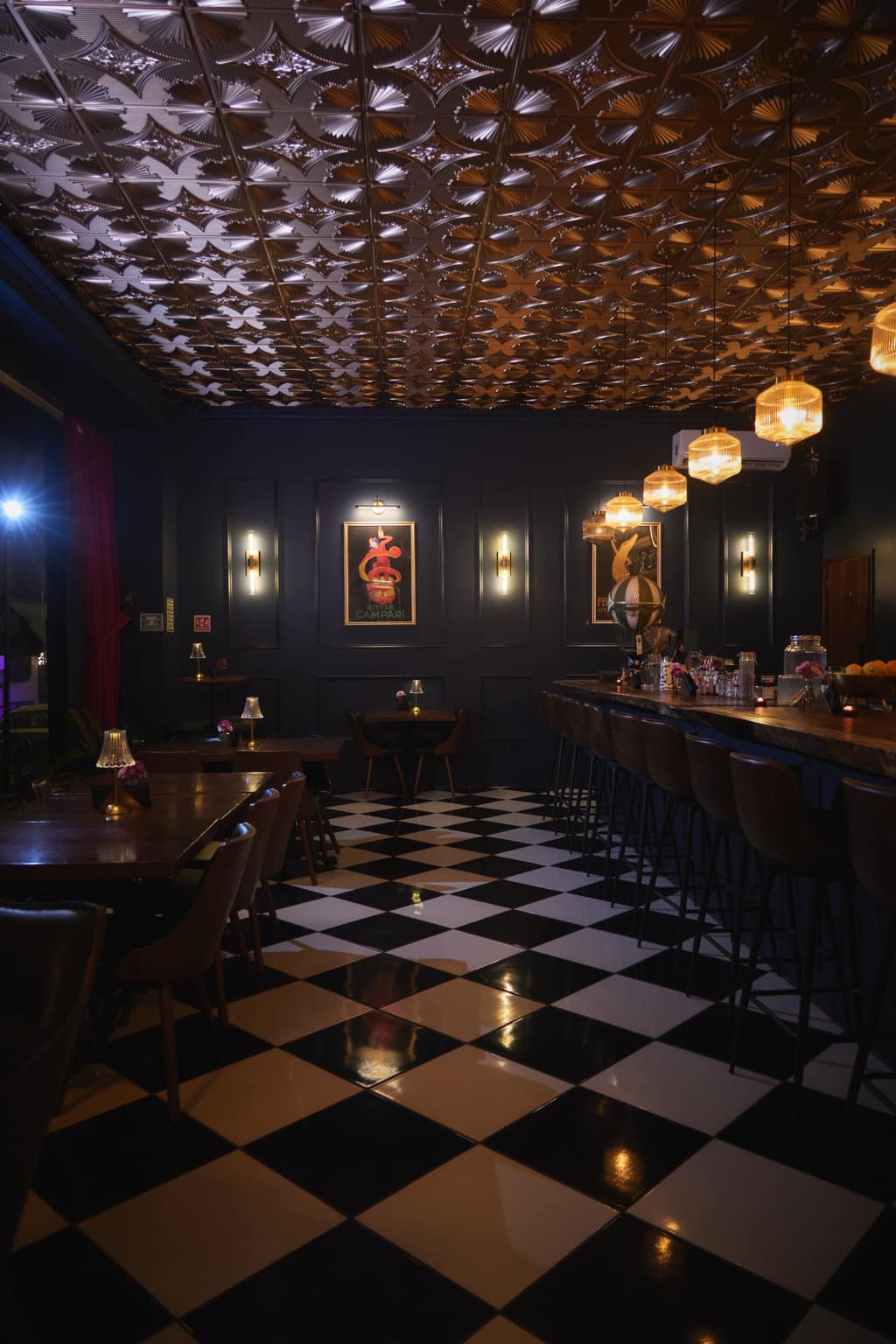 El salón de Blind Tiger, con sus mesas y la barra al fondo